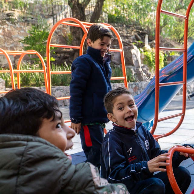 Niños divirtiéndose en el area de juegos de la primaria del Colegio Álamos
