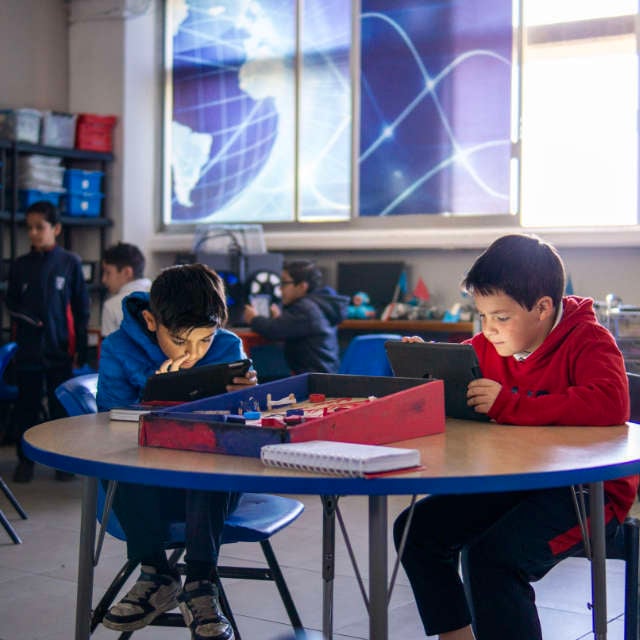Niños investigando en sus tabletas
