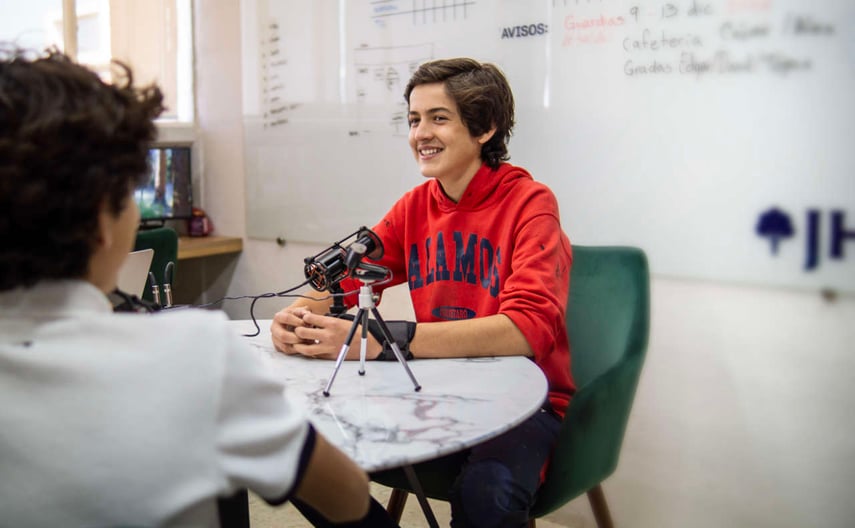 Alumno de secundaria dirigiendo una conversación para un podcast en el Colegio Álamos