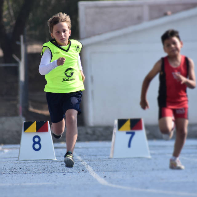 Niño del Colegio Álamos compitiendo en pista de atletismo