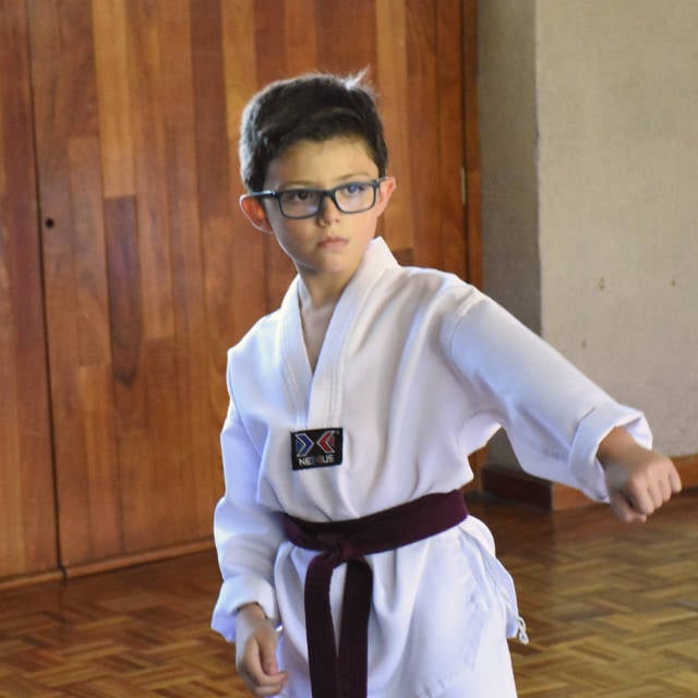Niño presentando examen de Tae Kwon Do