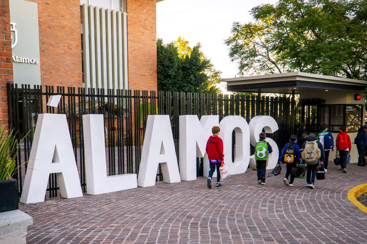 Niños llegando a clases al Colegio Álamos