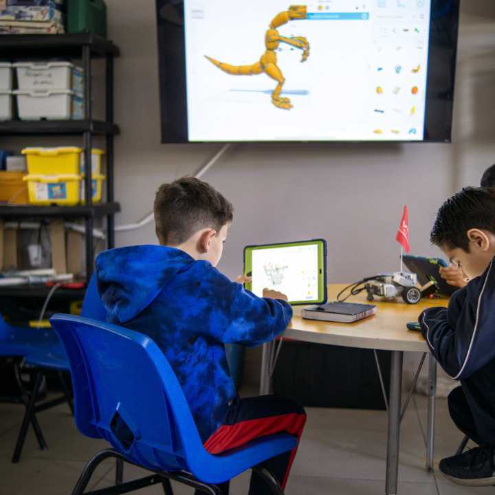 Alumnos de Primaria delAlamos trabjando por su cuneta en proyectos de robotica