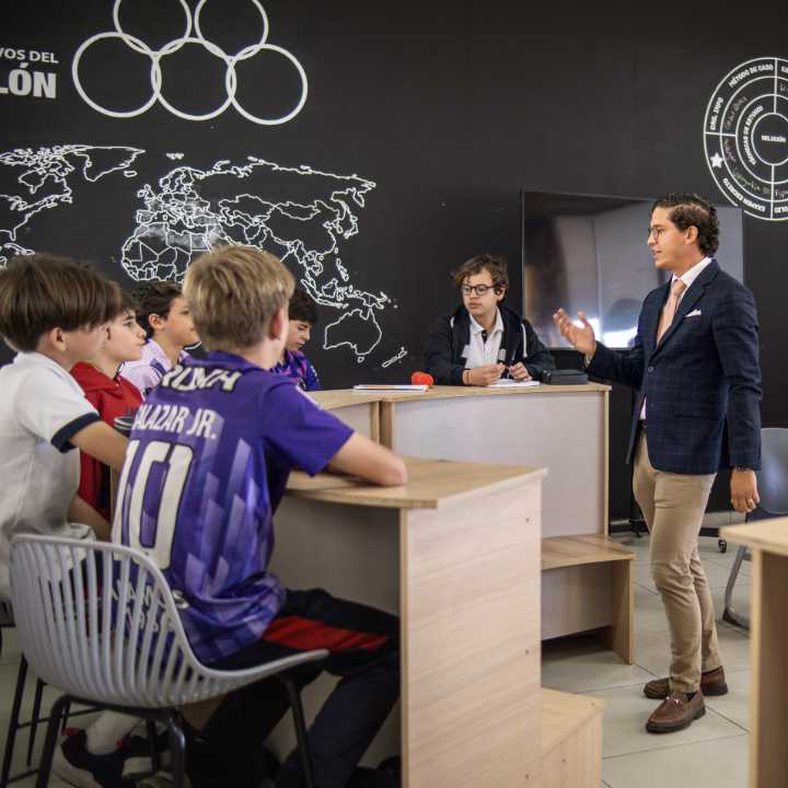 Profesor impartiendo clase en salon especializado de Secundaria Alamos