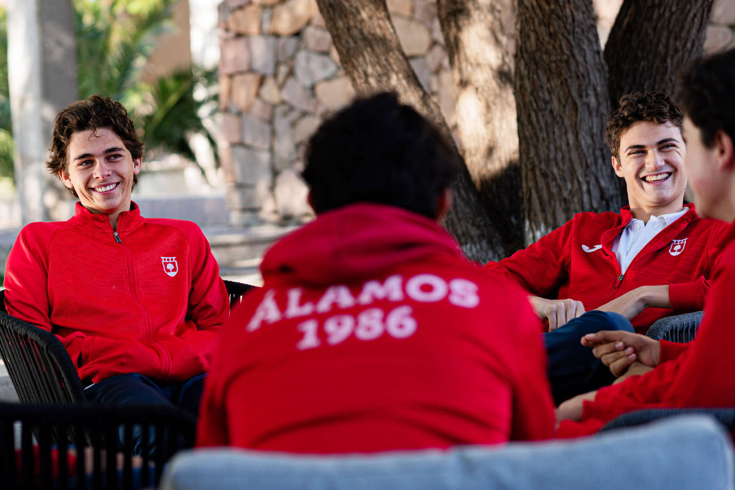 Alumnos de preparatoria conviviendo en el Colegio Álamos